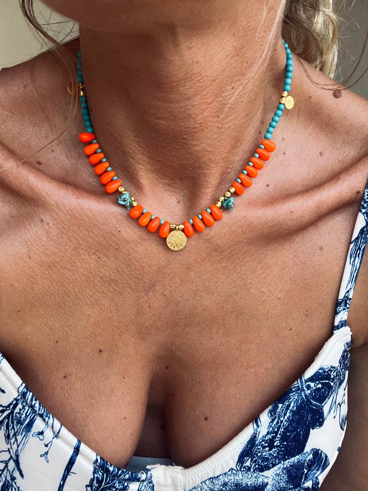 Zomers turquoise en oranje kralenketting