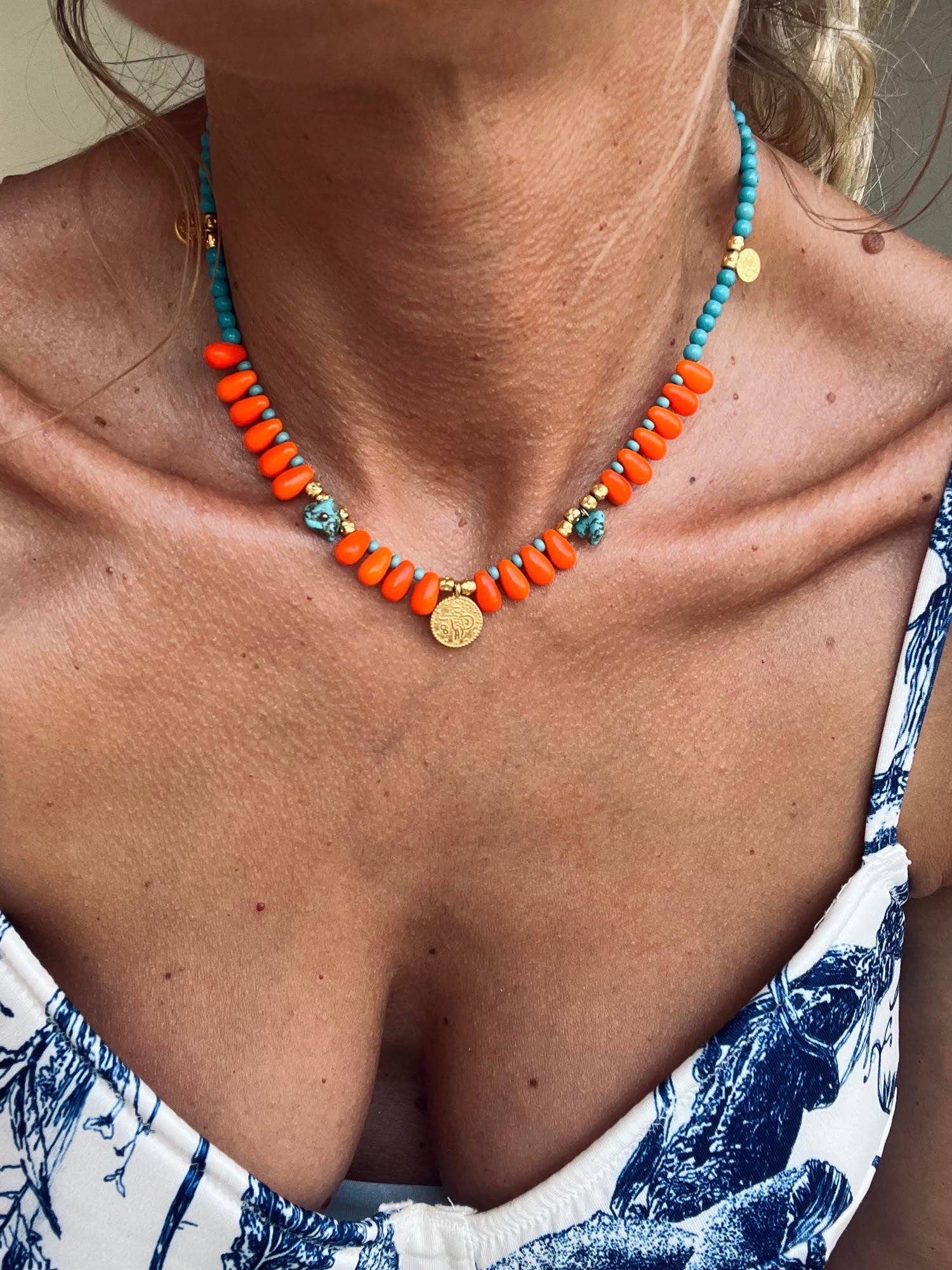 Zomers turquoise en oranje kralenketting