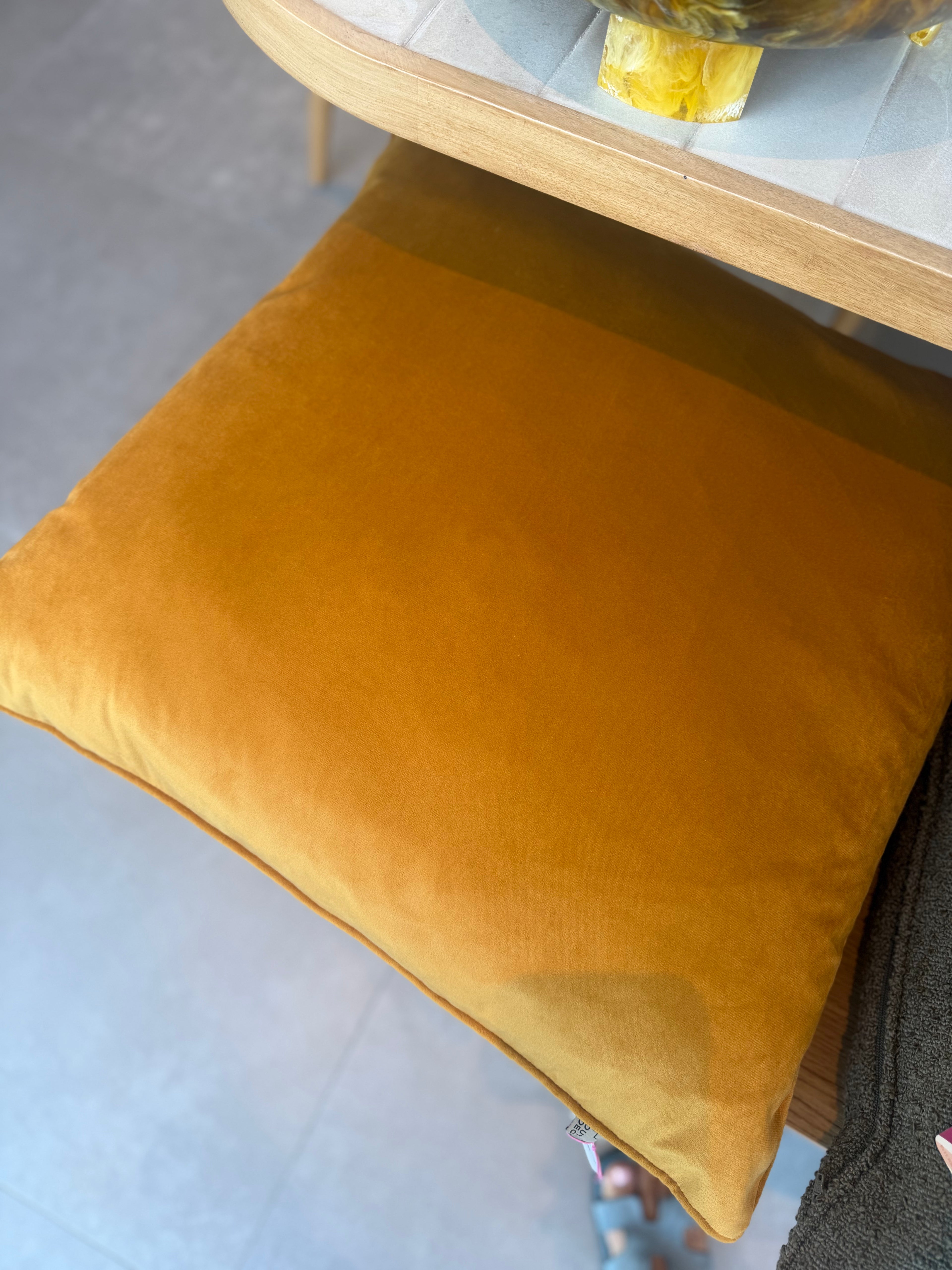 kussen ocher 60x60